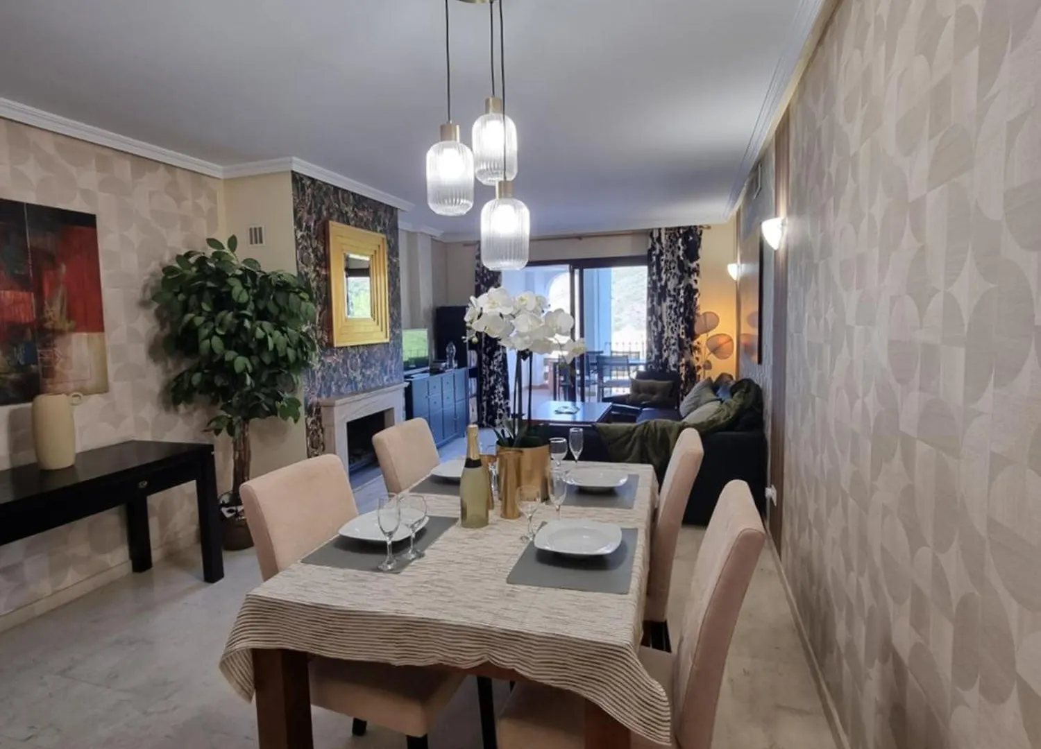 Luxurious Holiday Home In 贝纳阿维斯